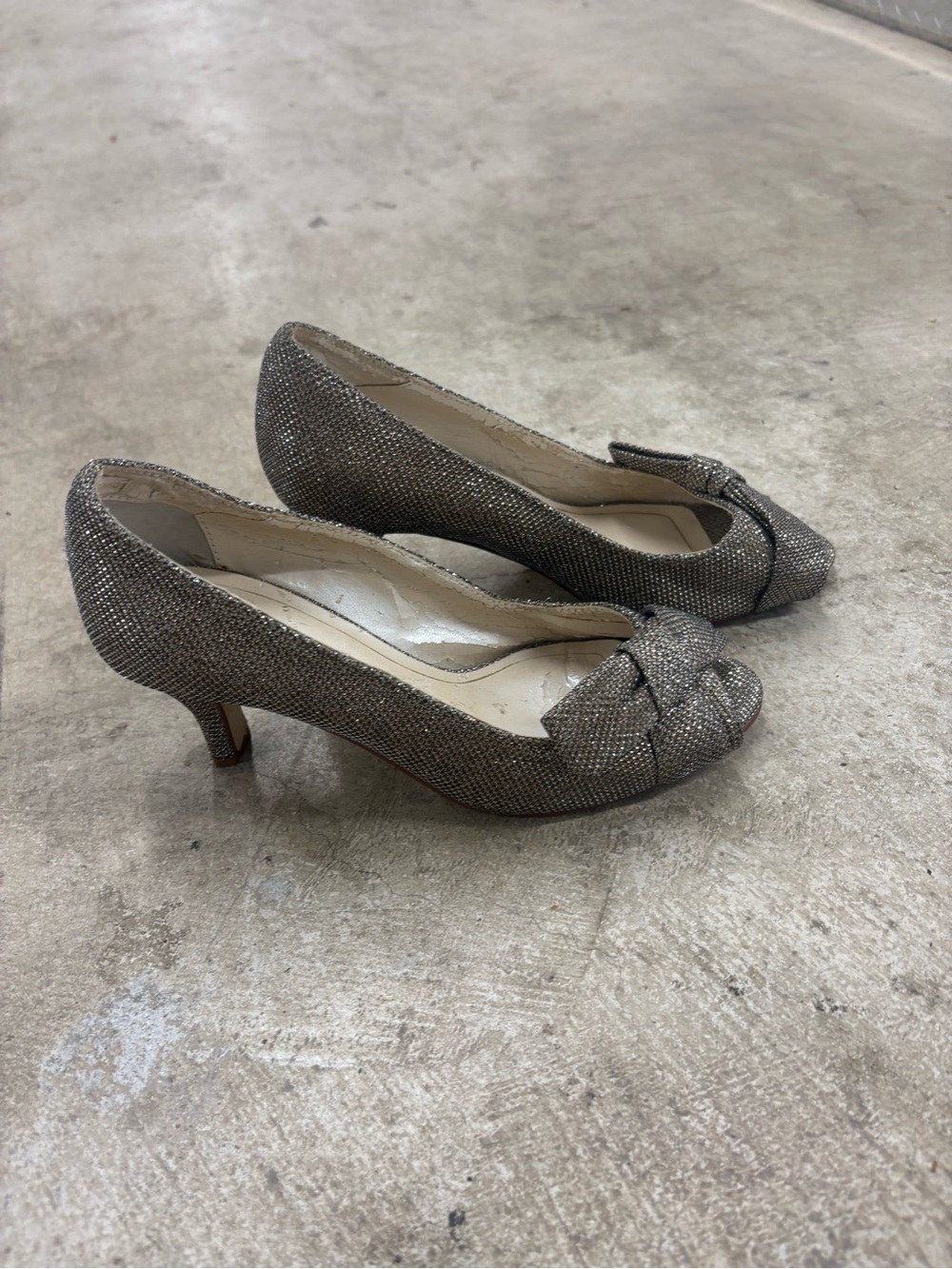 Caparros Silver Glitter Bow Peep Toe Kitten Heel Slip-On Pumps 6.5